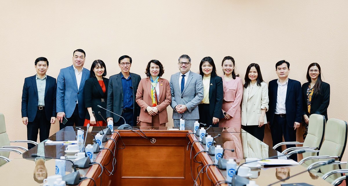 Thứ trưởng Bộ Y tế Nguyễn Thị Liên Hương tiếp Chủ tịch kiêm Tổng Giám đốc AstraZeneca Việt Nam - Ảnh 3.