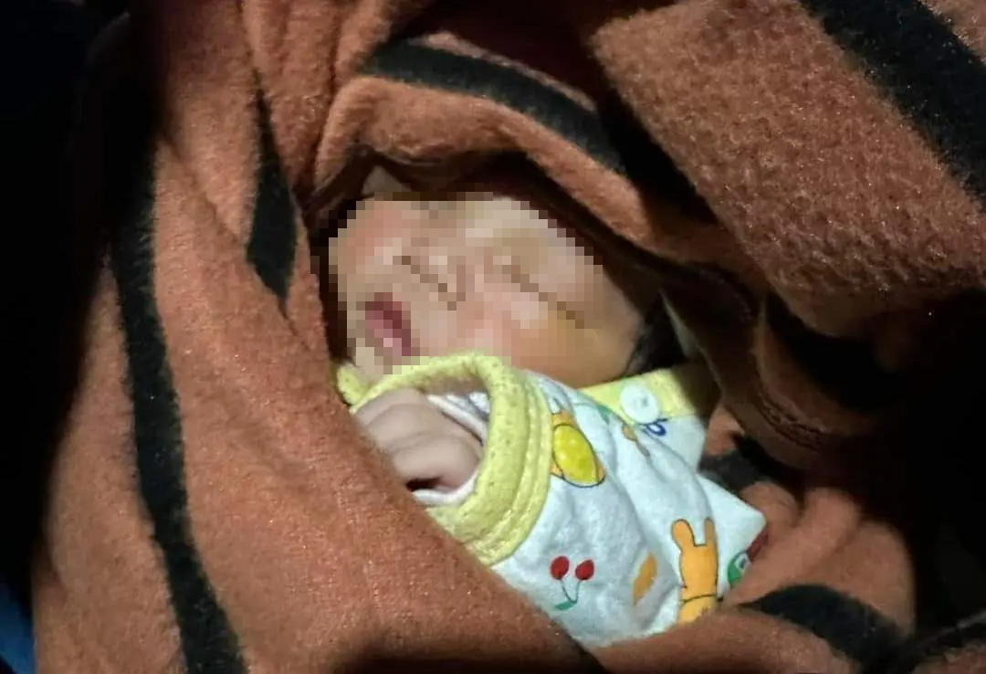 Bé gái sơ sinh 3 ngày tuổi bị bỏ rơi giữa đêm mưa rét- Ảnh 2.