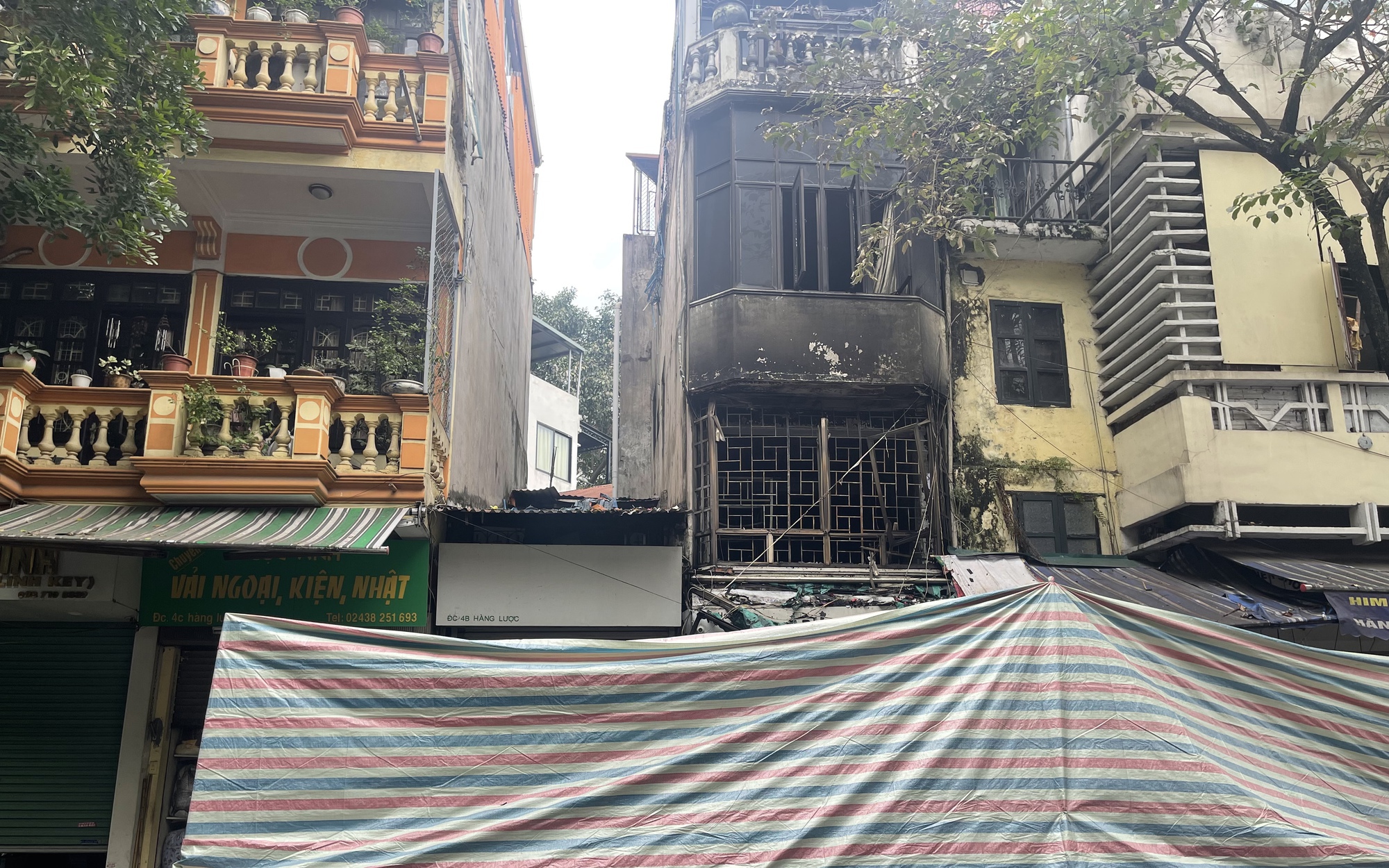Vụ cháy nhà trên phố Hàng Lược: Hàng xóm nghe thấy tiếng nổ lớn từ tầng 2, phá cửa cứu người bất thành