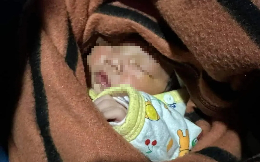 Bé gái sơ sinh 3 ngày tuổi bị bỏ rơi giữa đêm mưa rét