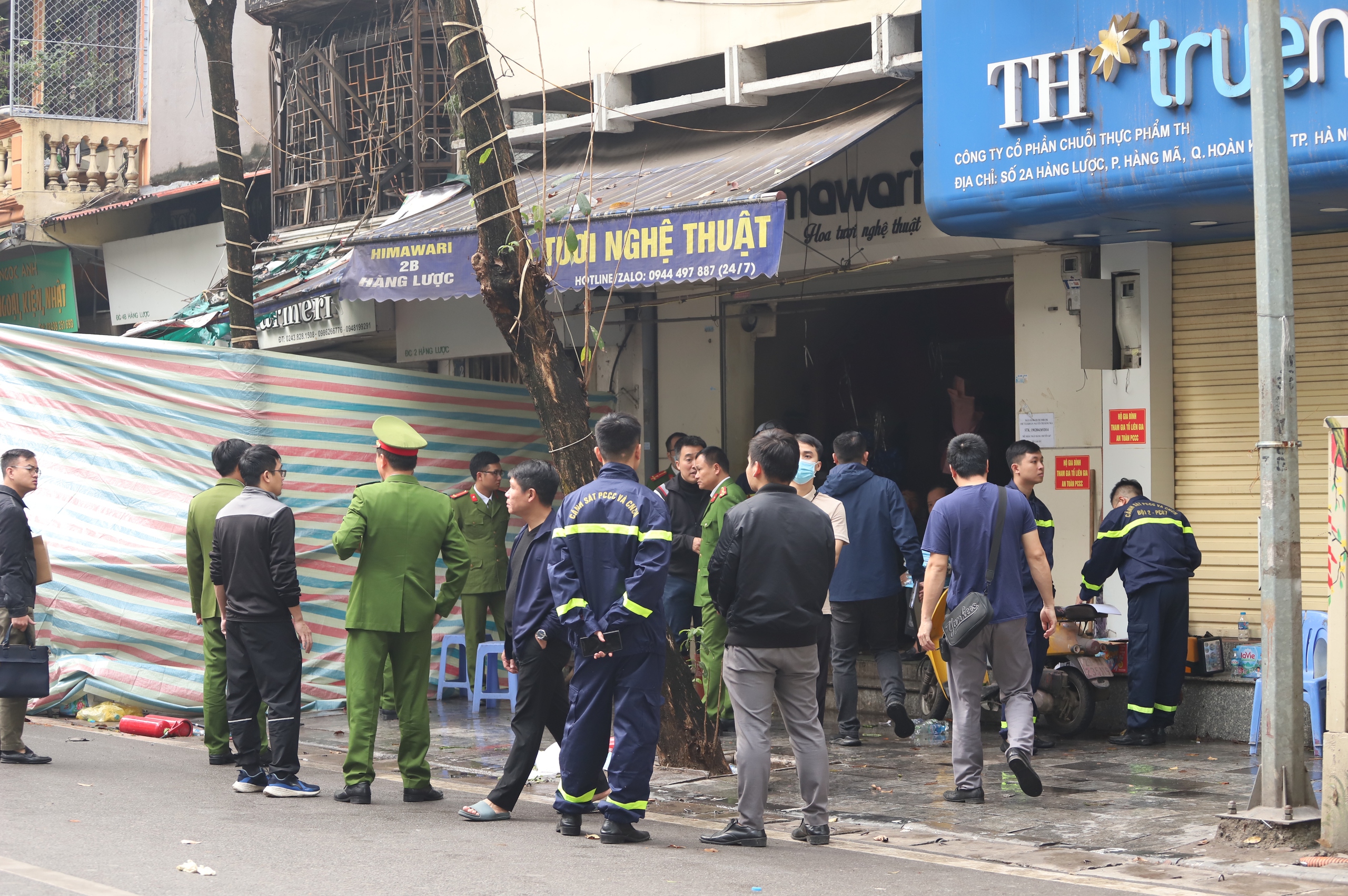 Công an quây kín hiện trường vụ cháy khiến 4 người tử vong- Ảnh 5.