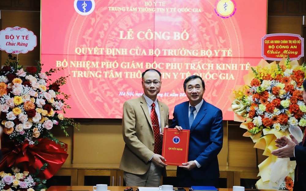 Thứ trưởng Trần Văn Thuấn trao quyết định bổ nhiệm Phó Giám đốc Trung tâm Thông tin y tế Quốc gia