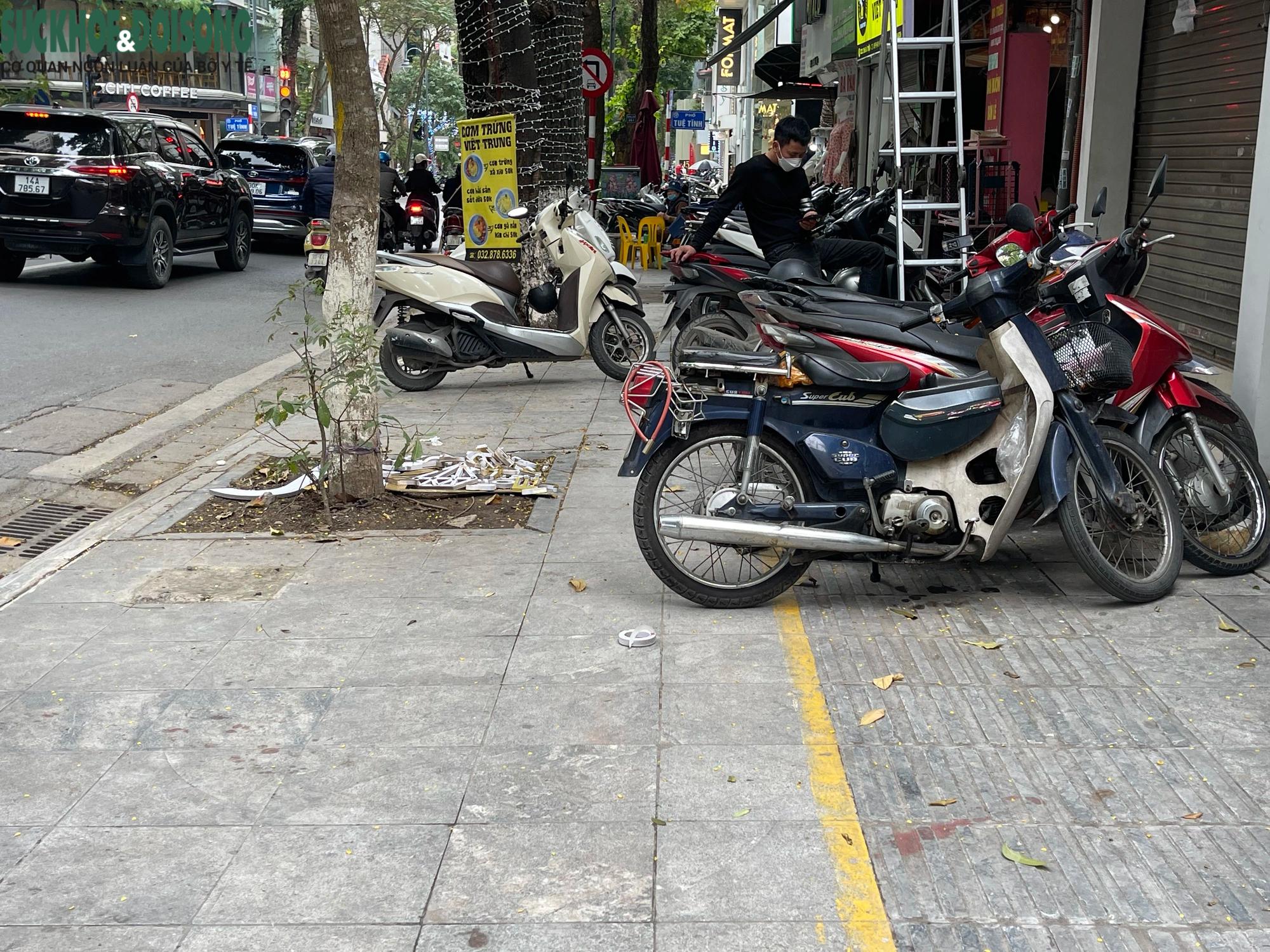 Lối đi cho người khiếm thị ở Hà Nội bị lấn chiếm- Ảnh 5.