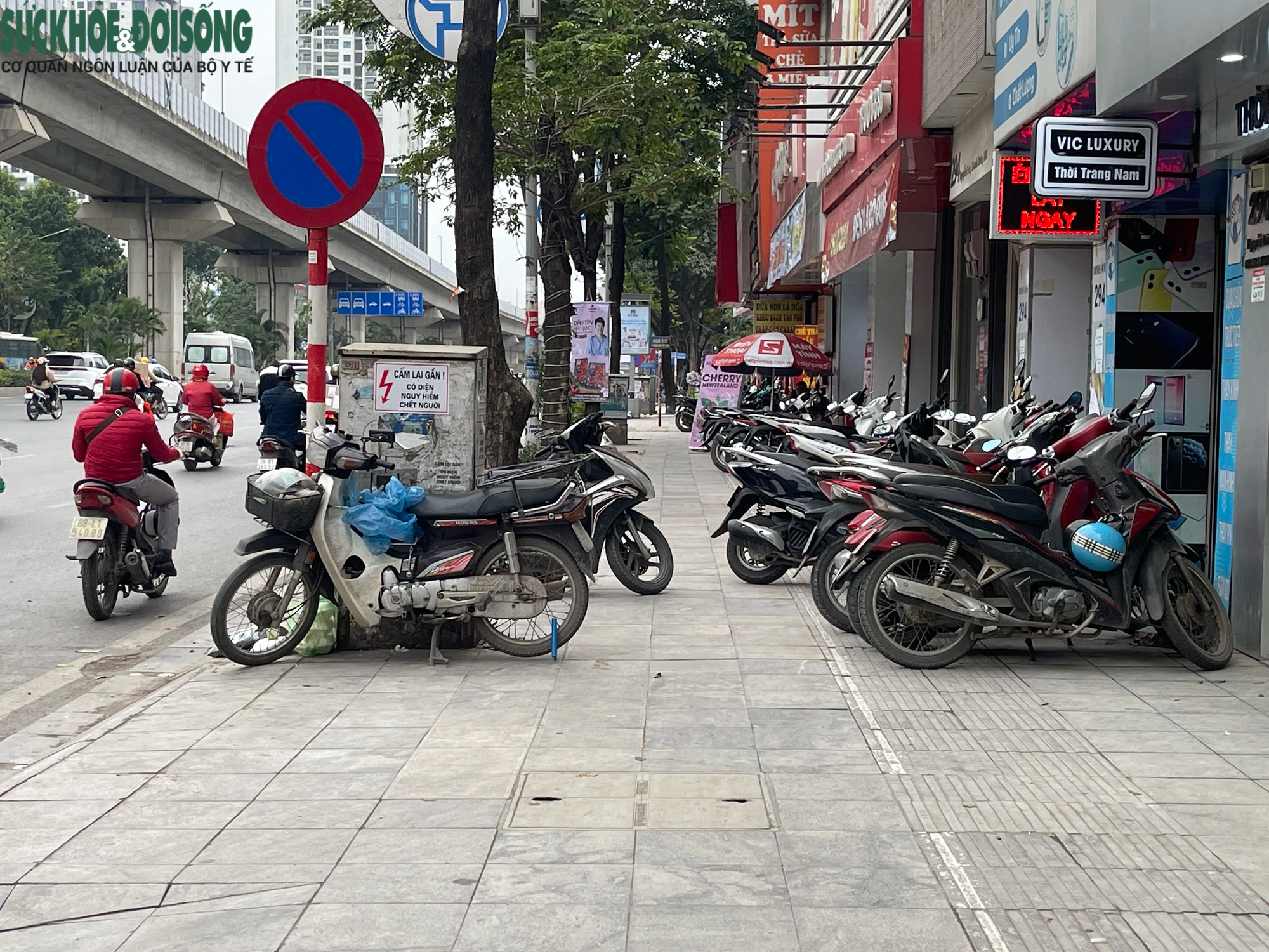 Lối đi cho người khiếm thị ở Hà Nội bị lấn chiếm- Ảnh 11.