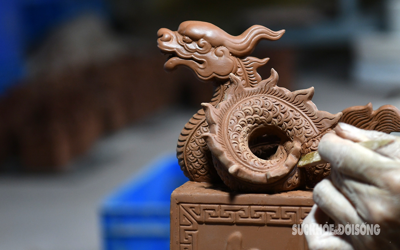 Nghệ nhân Bát Tràng kỳ công lấy đất sét Quảng Ninh, nước sông Hồng tạo nên tác phẩm đặc biệt Dấu ấn rồng thiêng