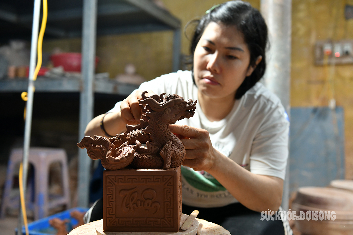 Nghệ nhân Bát Tràng kỳ công lấy đất sét Quảng Ninh, nước sông Hồng tạo nên tác phẩm đặc biệt Dấu ấn rồng thiêng - Ảnh 12.