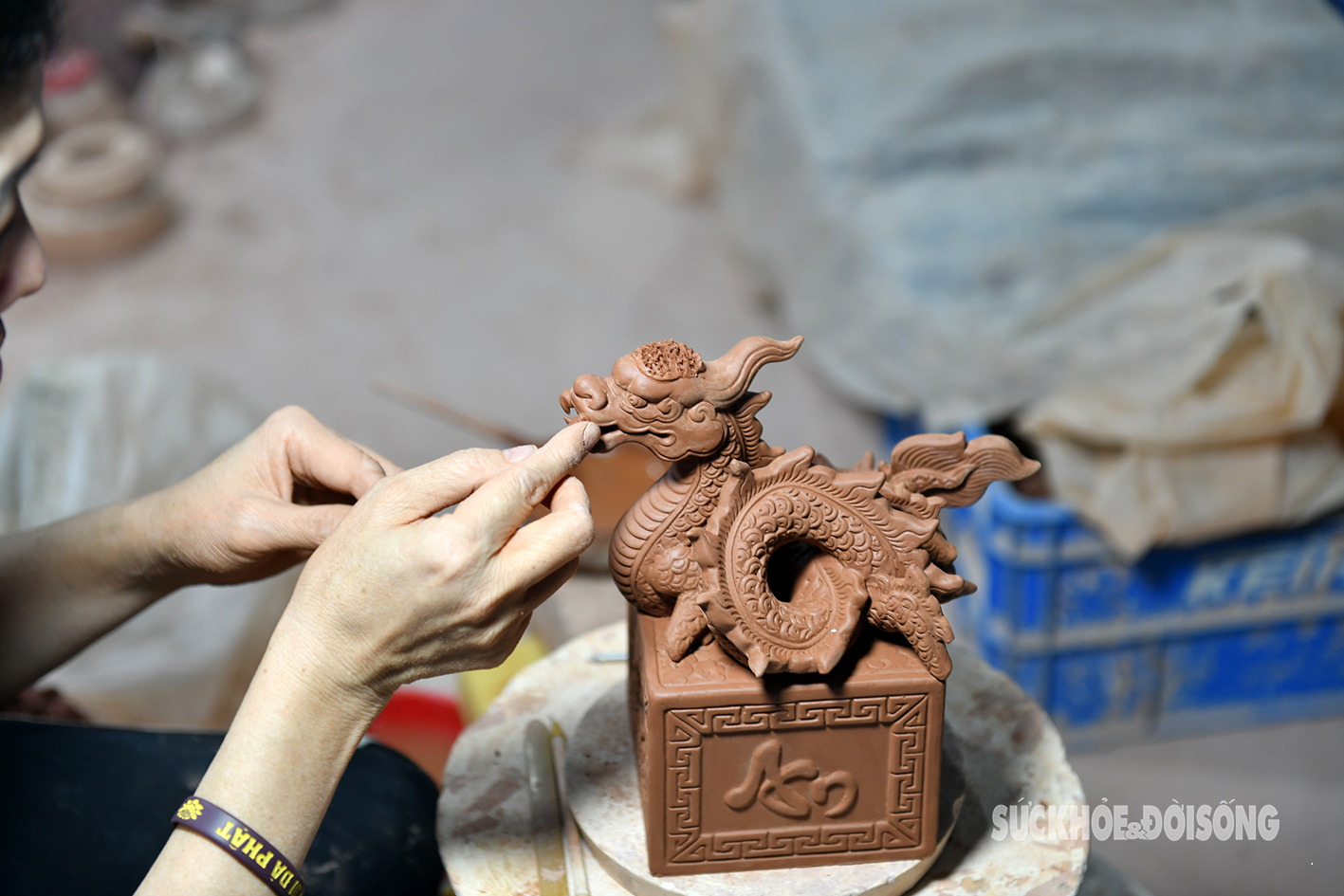 Nghệ nhân Bát Tràng kỳ công lấy đất sét Quảng Ninh, nước sông Hồng tạo nên tác phẩm đặc biệt Dấu ấn rồng thiêng - Ảnh 10.