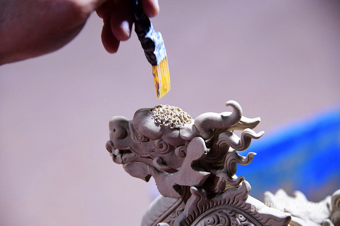 Nghệ nhân Bát Tràng kỳ công lấy đất sét Quảng Ninh, nước sông Hồng tạo nên tác phẩm đặc biệt Dấu ấn rồng thiêng - Ảnh 9.