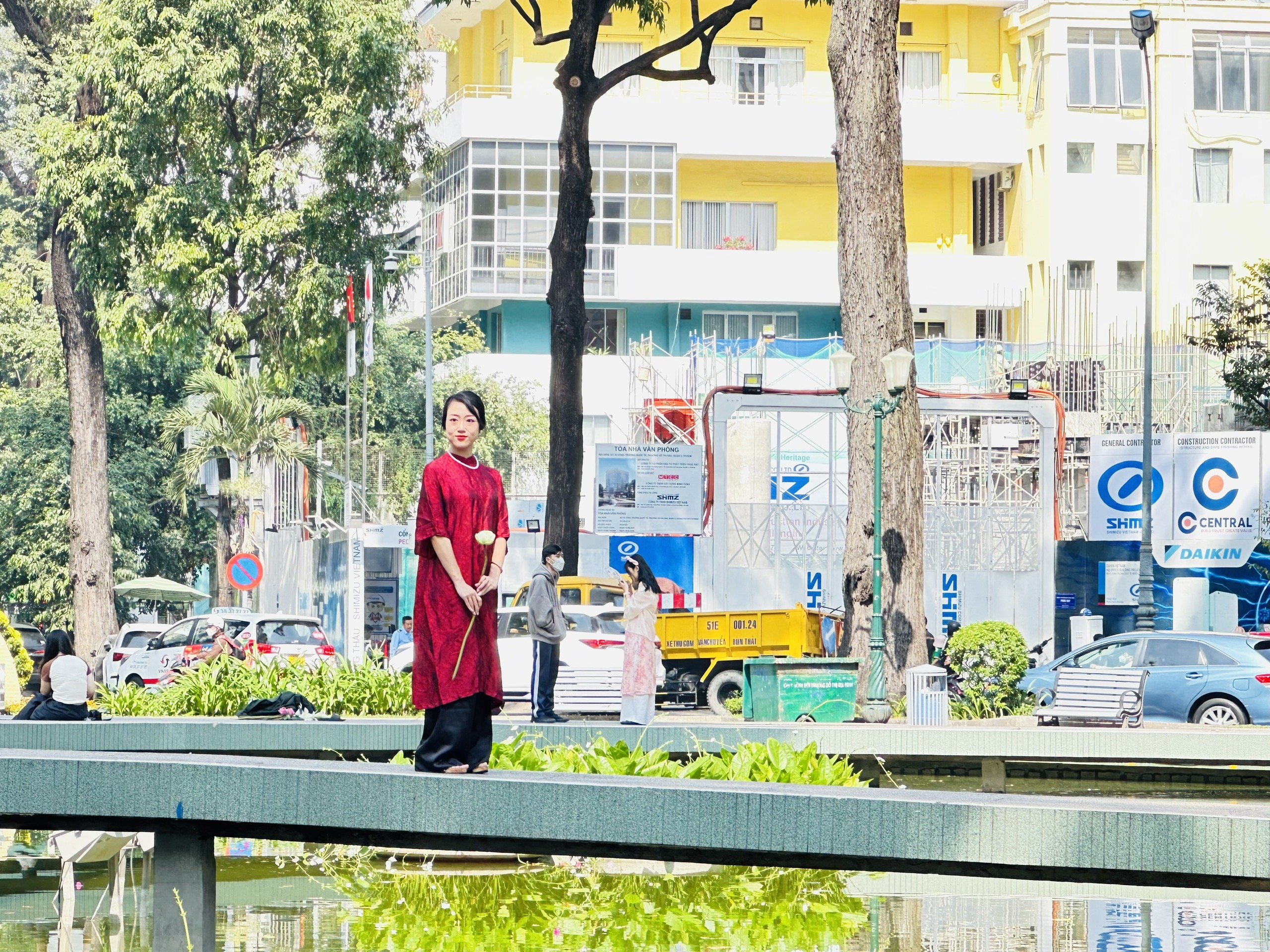 Người Sài Gòn dập dịp áo dài, hào hứng xuống phố 'check in' Tết- Ảnh 9.
