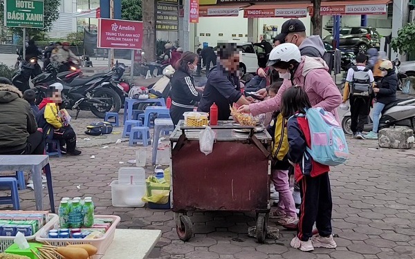 Hàng rong, quà vặt trước cổng trường: Nơi hội tụ &quot;chợ trời&quot; thực phẩm bẩn