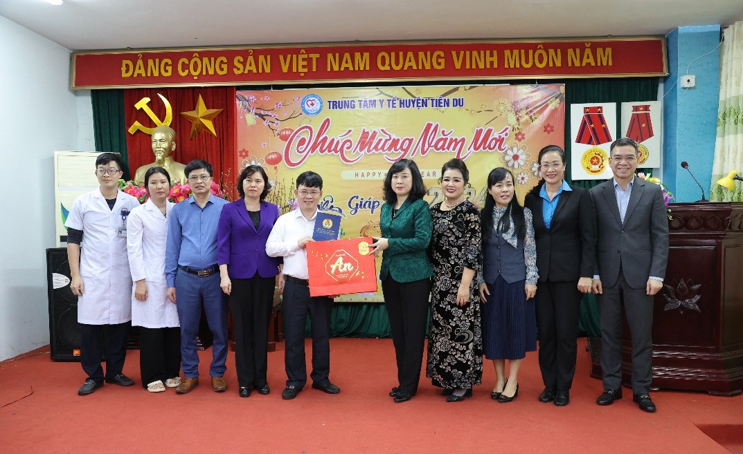 Bộ trưởng Bộ Y tế Đào Hồng Lan thăm, tặng quà Trung tâm Y tế huyện Tiên Du, Bắc Ninh
- Ảnh 2.
