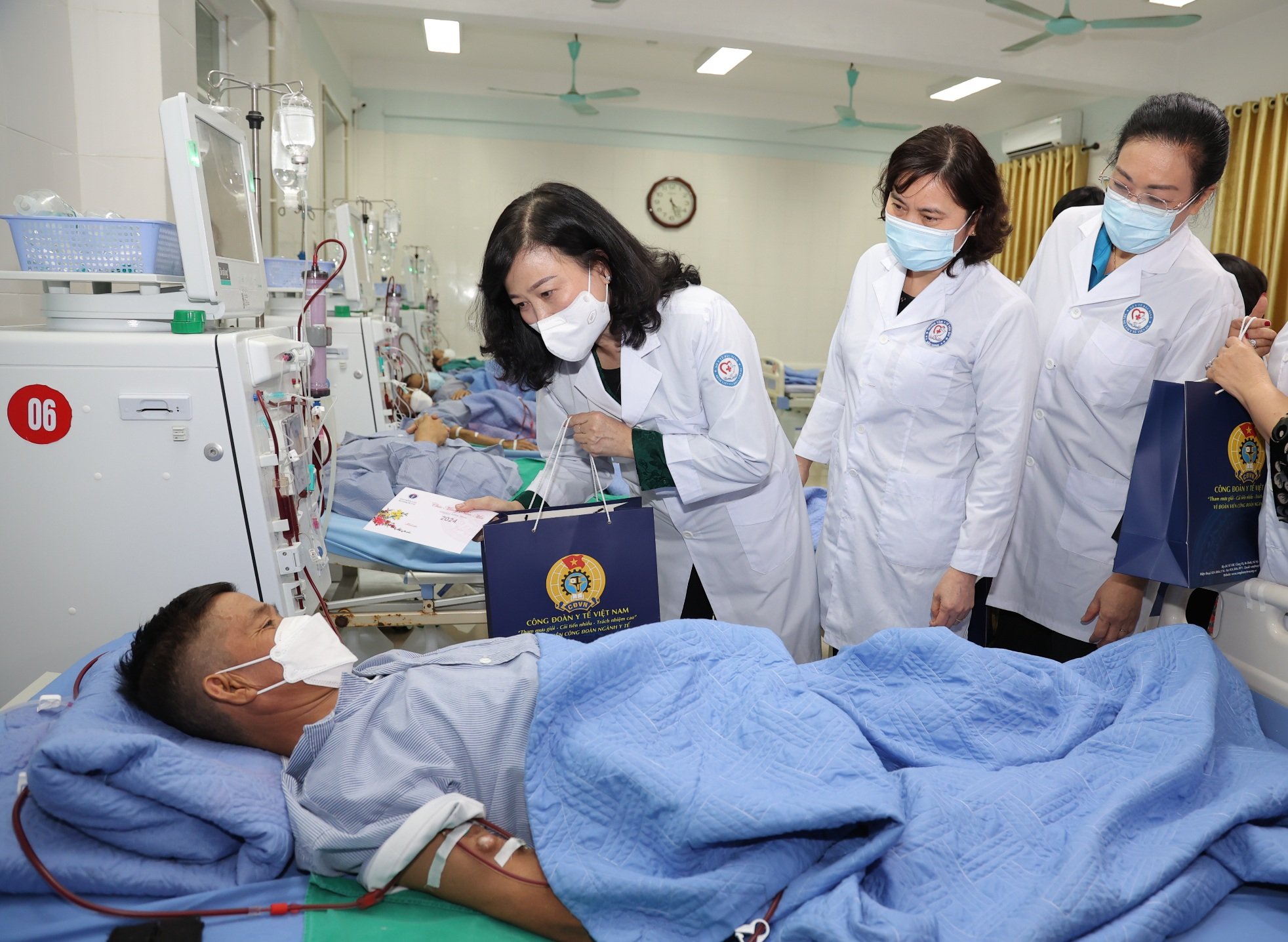 Bộ trưởng Bộ Y tế Đào Hồng Lan thăm, tặng quà Trung tâm Y tế huyện Tiên Du, Bắc Ninh
- Ảnh 3.