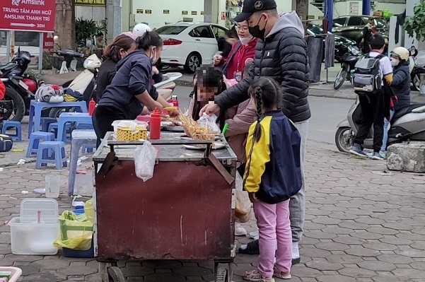 Cách nào để hàng rong, quà vặt không có 'đất hoạt động' trước cổng trường ?- Ảnh 4.