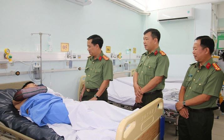 Thiếu tá công an bị thương khi ngăn kẻ chém người đi đường