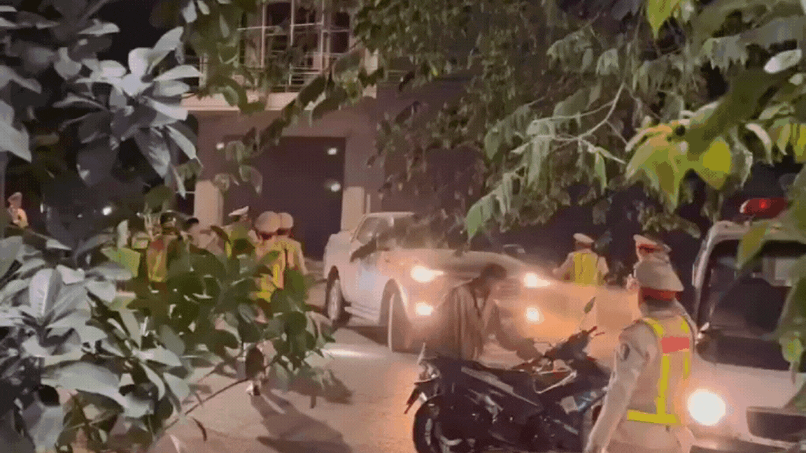 Video hàng chục cảnh sát vây bắt, khống chế 'ma men' cố thông chốt- Ảnh 2.