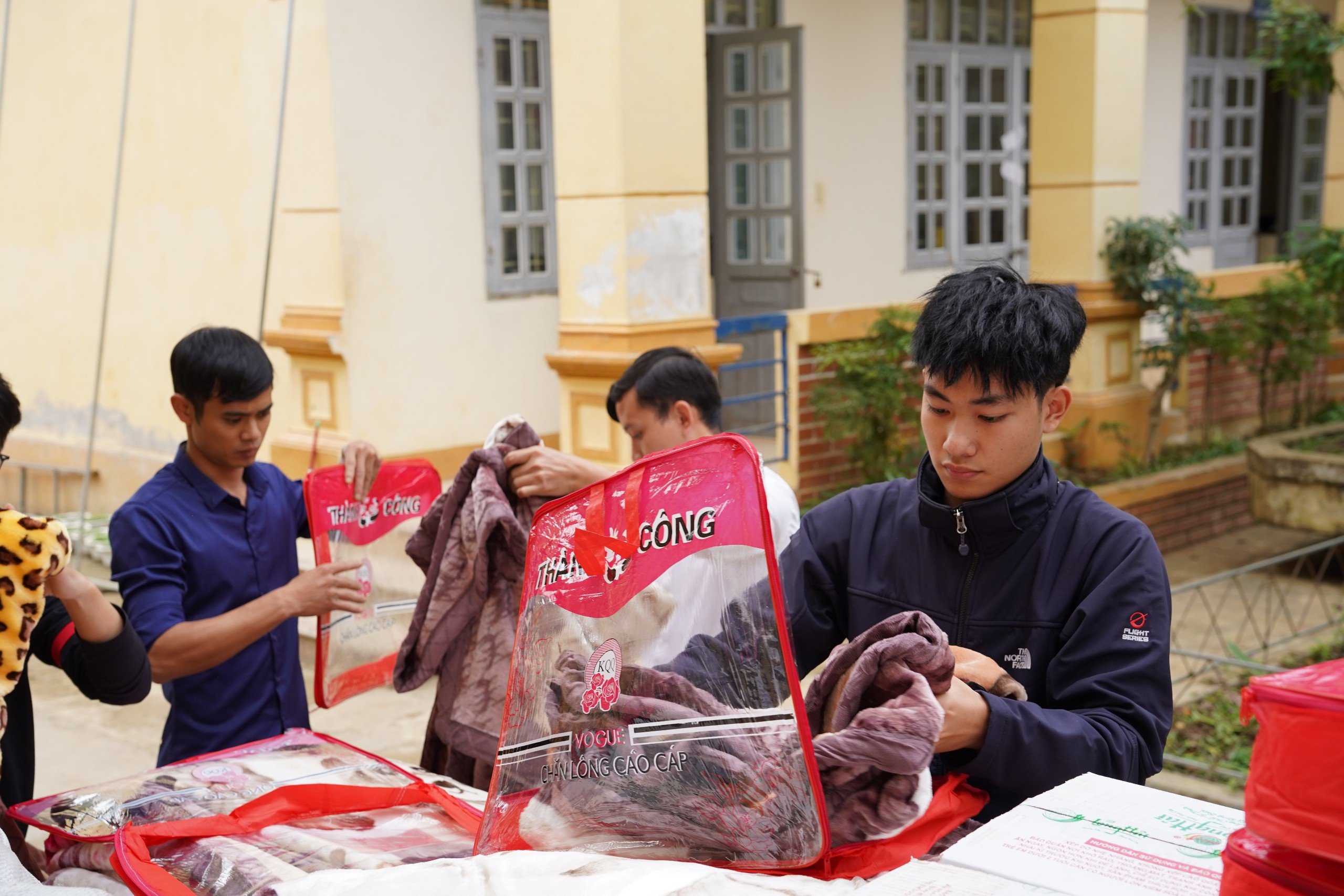 ‘Tết ấm vùng cao’ của Báo Sức khỏe và Đời sống chở những yêu thương đến với 1000 hộ dân vùng cao huyện Nậm Nhùn, Lai Châu- Ảnh 6.