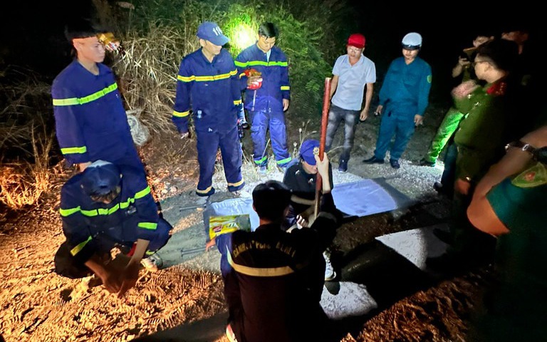 Giải cứu hai du khách bị mắc kẹt trong đêm trên núi Cô Tiên