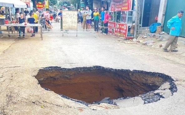 Chuyên gia đã đến hiện trường khảo sát địa chất "hố tử thần" gần Quốc lộ 6