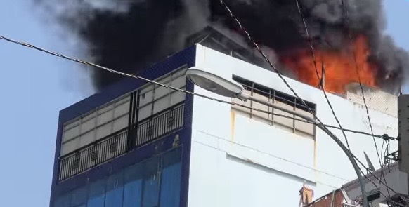 TPHCM: Cháy công ty vàng bạc đá quý, cột khói bốc cao hàng chục mét, nhân viên hoảng hốt tháo chạy- Ảnh 1.