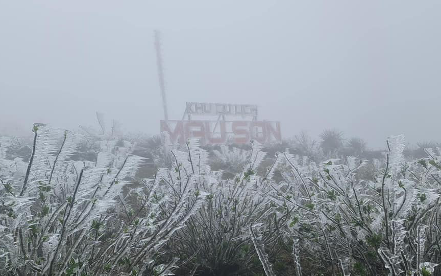 Dự báo thời tiết hôm nay 24/1: Nhiệt độ xuống -1 độ, băng giá trắng xóa trên đỉnh Mẫu Sơn