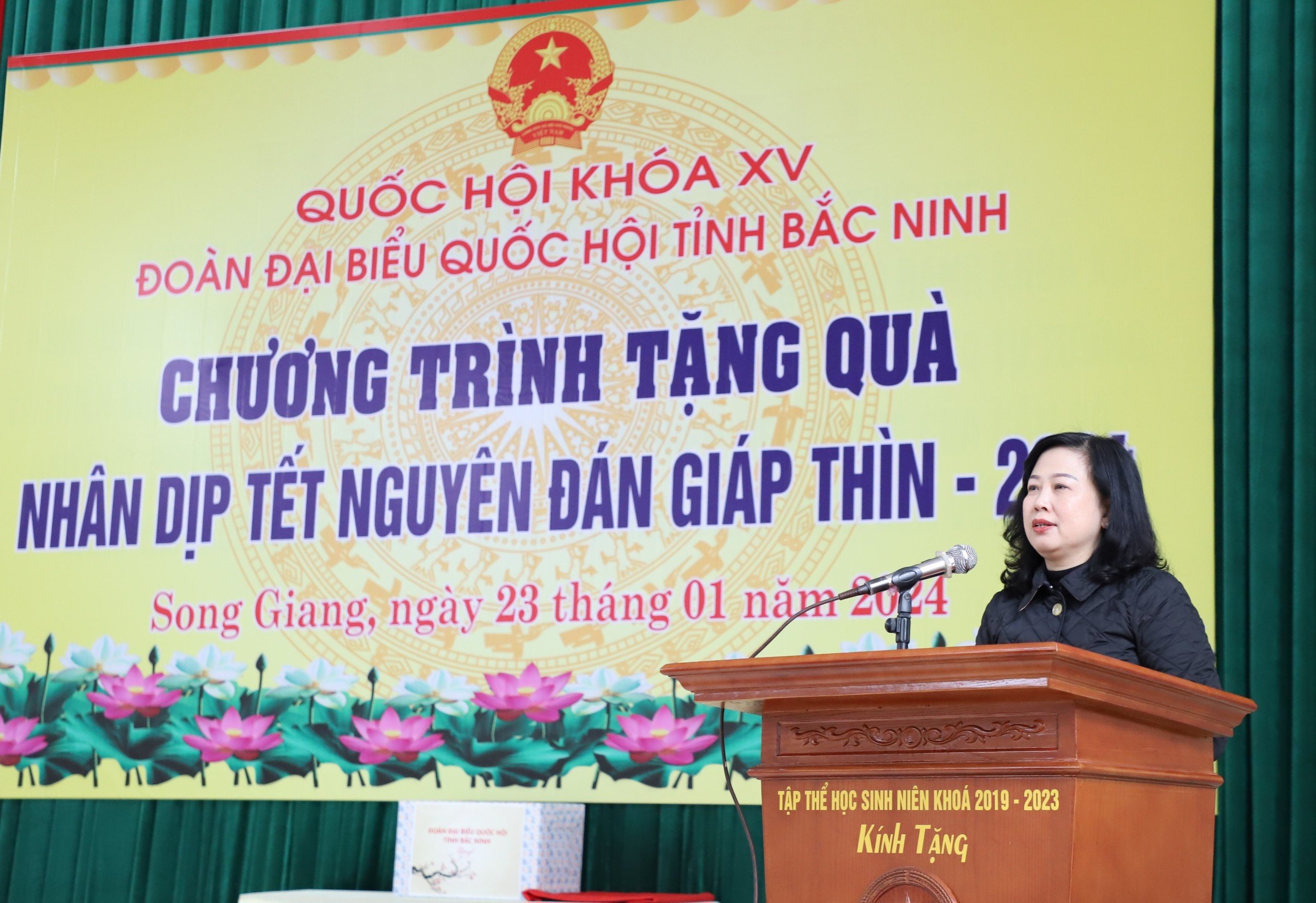 Bộ trưởng Bộ Y tế Đào Hồng Lan cùng Đoàn ĐBQH tỉnh Bắc Ninh thăm, tặng quà Tết hộ nghèo- Ảnh 1.