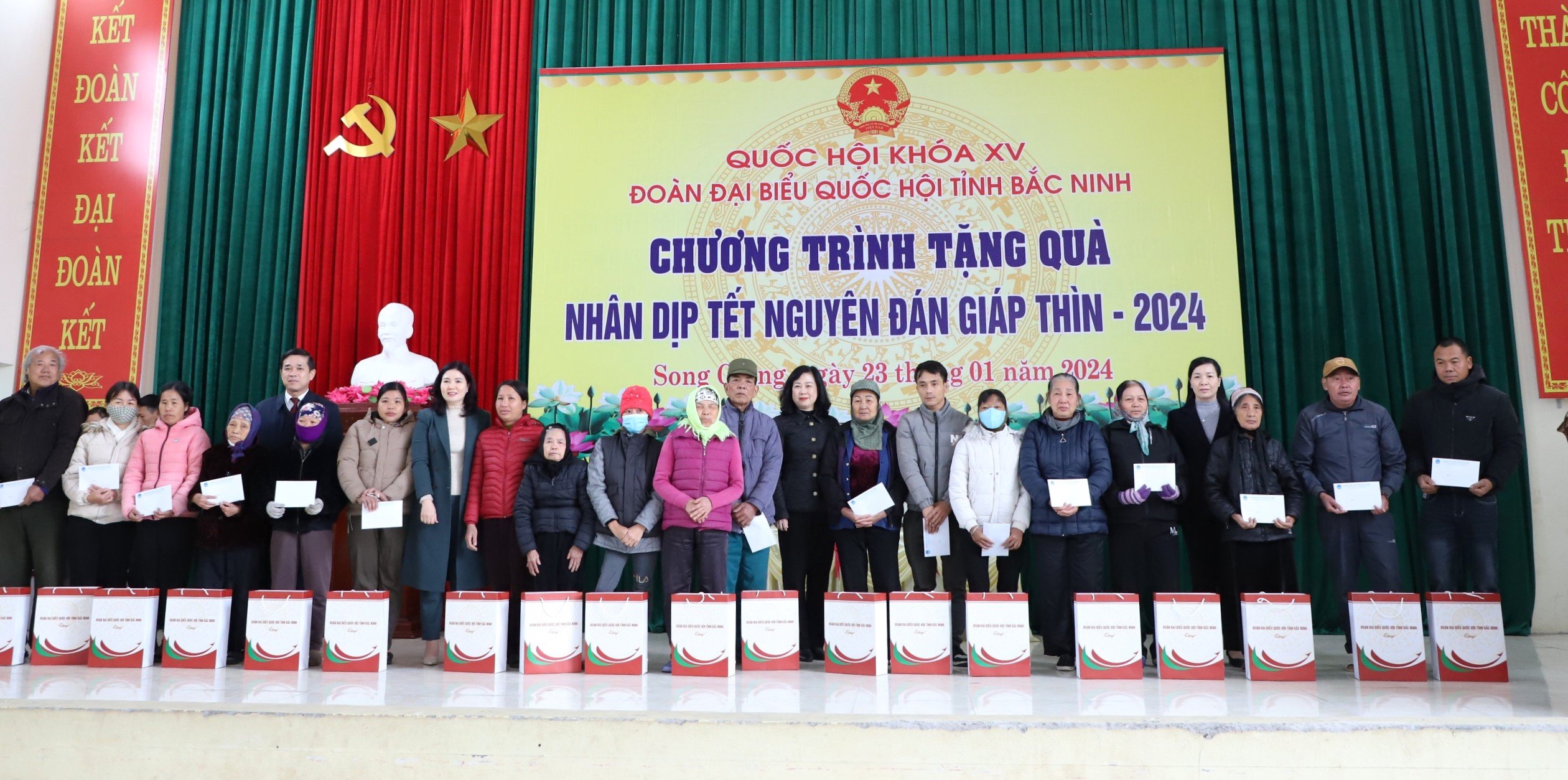 Bộ trưởng Bộ Y tế Đào Hồng Lan cùng Đoàn ĐBQH tỉnh Bắc Ninh thăm, tặng quà Tết hộ nghèo- Ảnh 4.