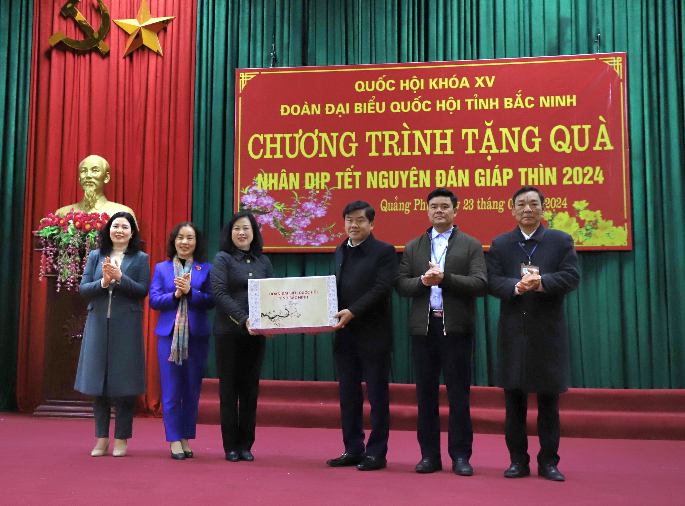 Bộ trưởng Bộ Y tế Đào Hồng Lan cùng Đoàn ĐBQH tỉnh Bắc Ninh thăm, tặng quà Tết hộ nghèo- Ảnh 5.