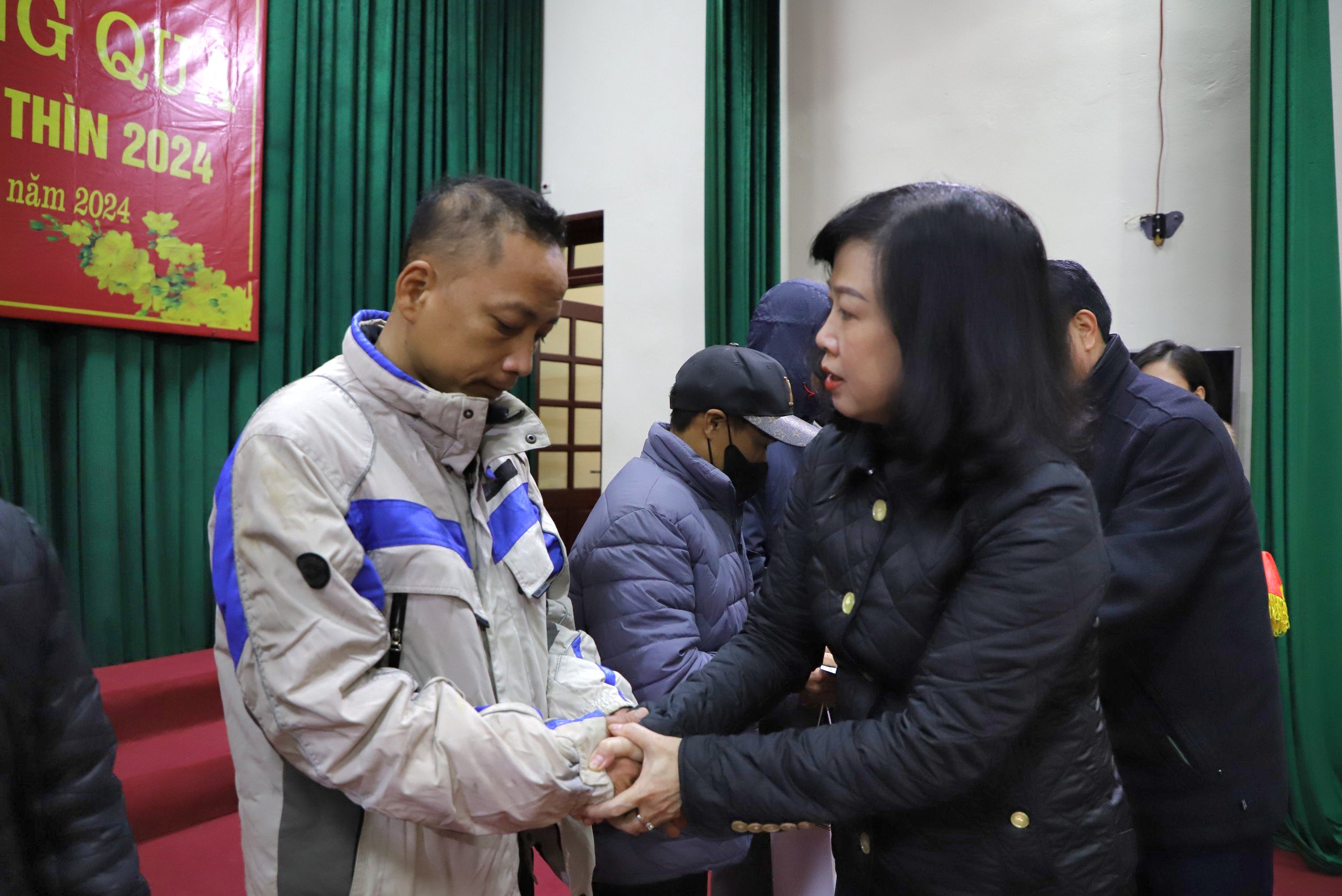 Bộ trưởng Bộ Y tế Đào Hồng Lan cùng Đoàn ĐBQH tỉnh Bắc Ninh thăm, tặng quà Tết hộ nghèo- Ảnh 3.