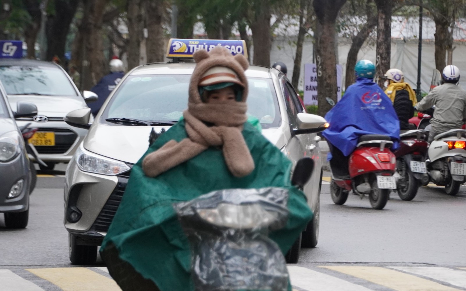 Ảnh: Người Hà Nội chống chọi với mưa rét dưới 10 độ C 