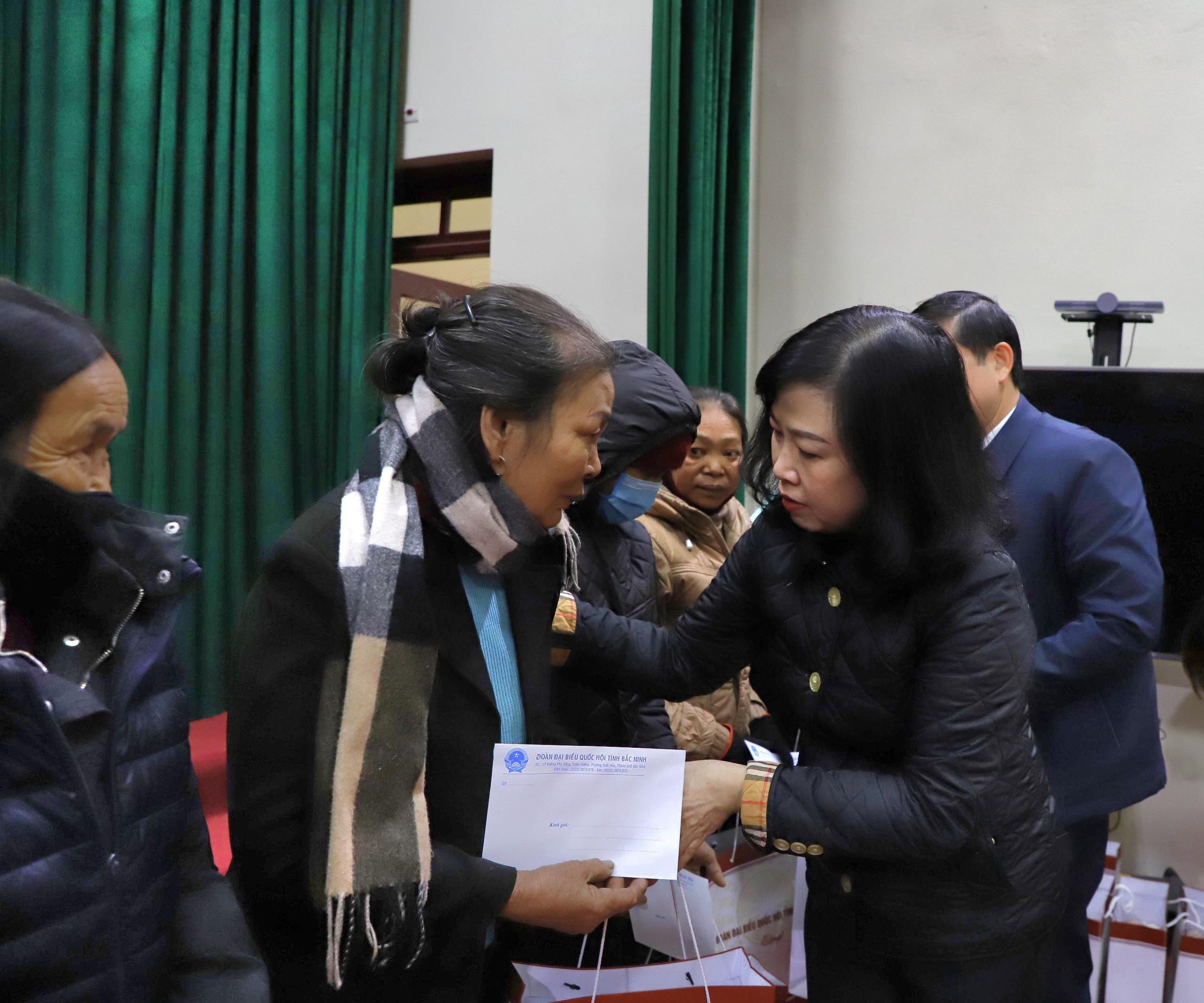 Bộ trưởng Bộ Y tế Đào Hồng Lan cùng Đoàn ĐBQH tỉnh Bắc Ninh thăm, tặng quà Tết hộ nghèo- Ảnh 2.
