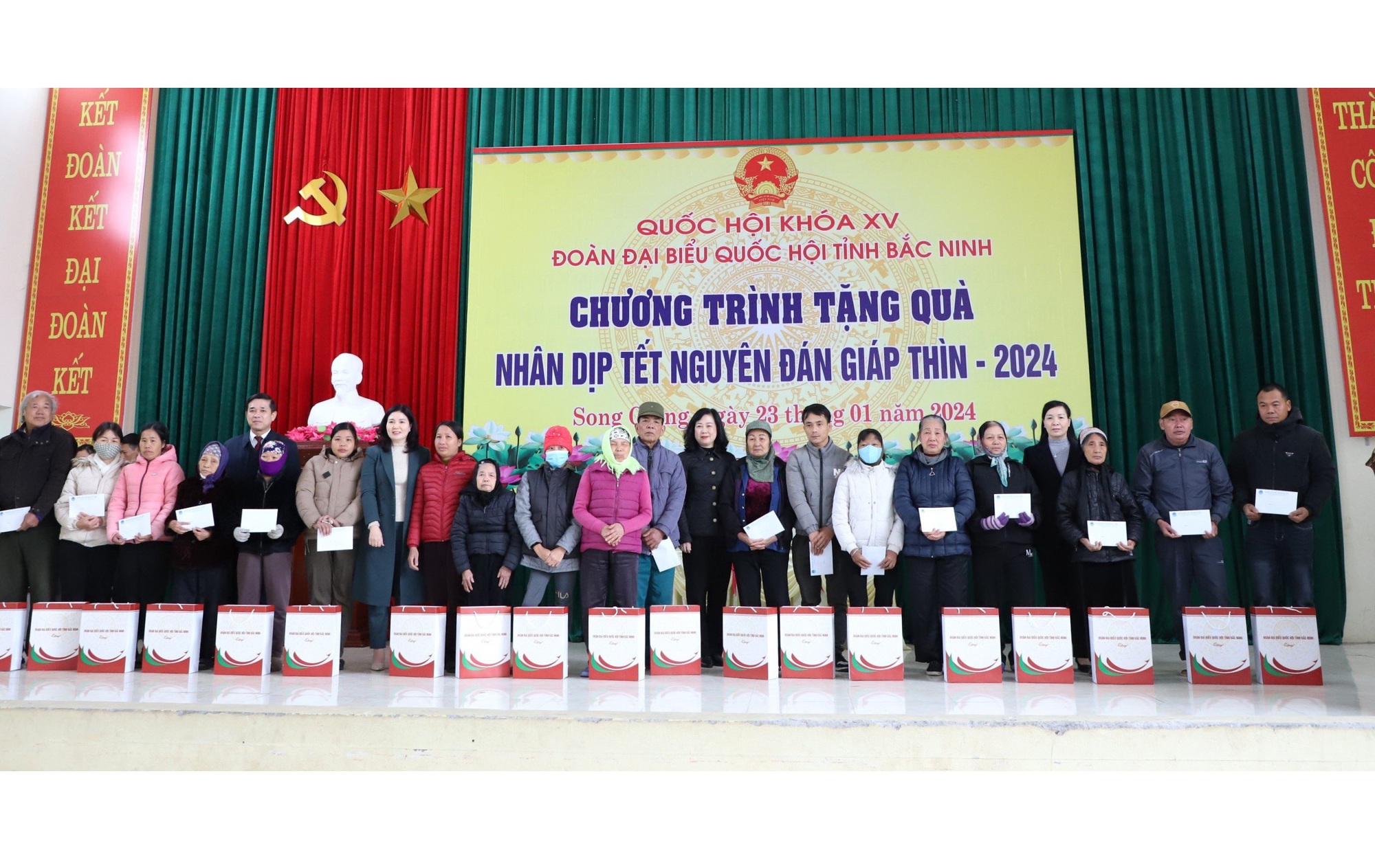 Bộ trưởng Bộ Y tế Đào Hồng Lan cùng Đoàn ĐBQH tỉnh Bắc Ninh thăm, tặng quà Tết hộ nghèo