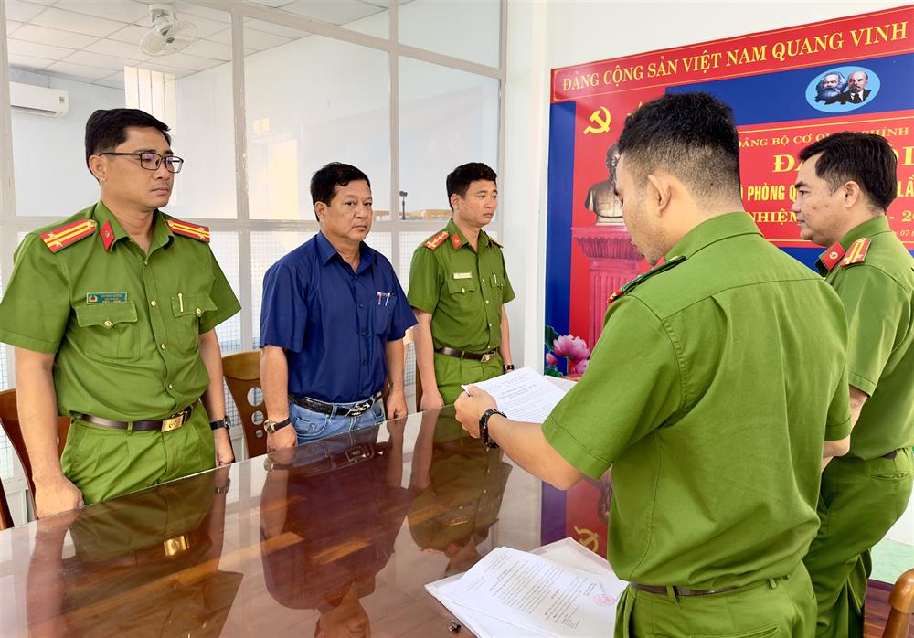 Cơ quan Cảnh sát điều tra Công an tỉnh Bạc Liêu tống đạt quyết định khởi tố bị can, lệnh bắt bị can để tạm giam đối với Ngô Văn Hà.