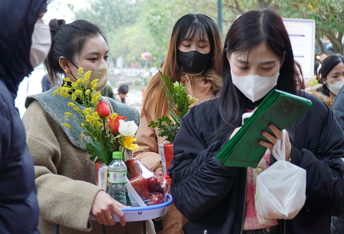 Rét buốt 10 độ C, người Hà Nội vẫn nườm nượp đến Phủ Tây Hồ lễ rằm tháng Chạp - Ảnh 11.