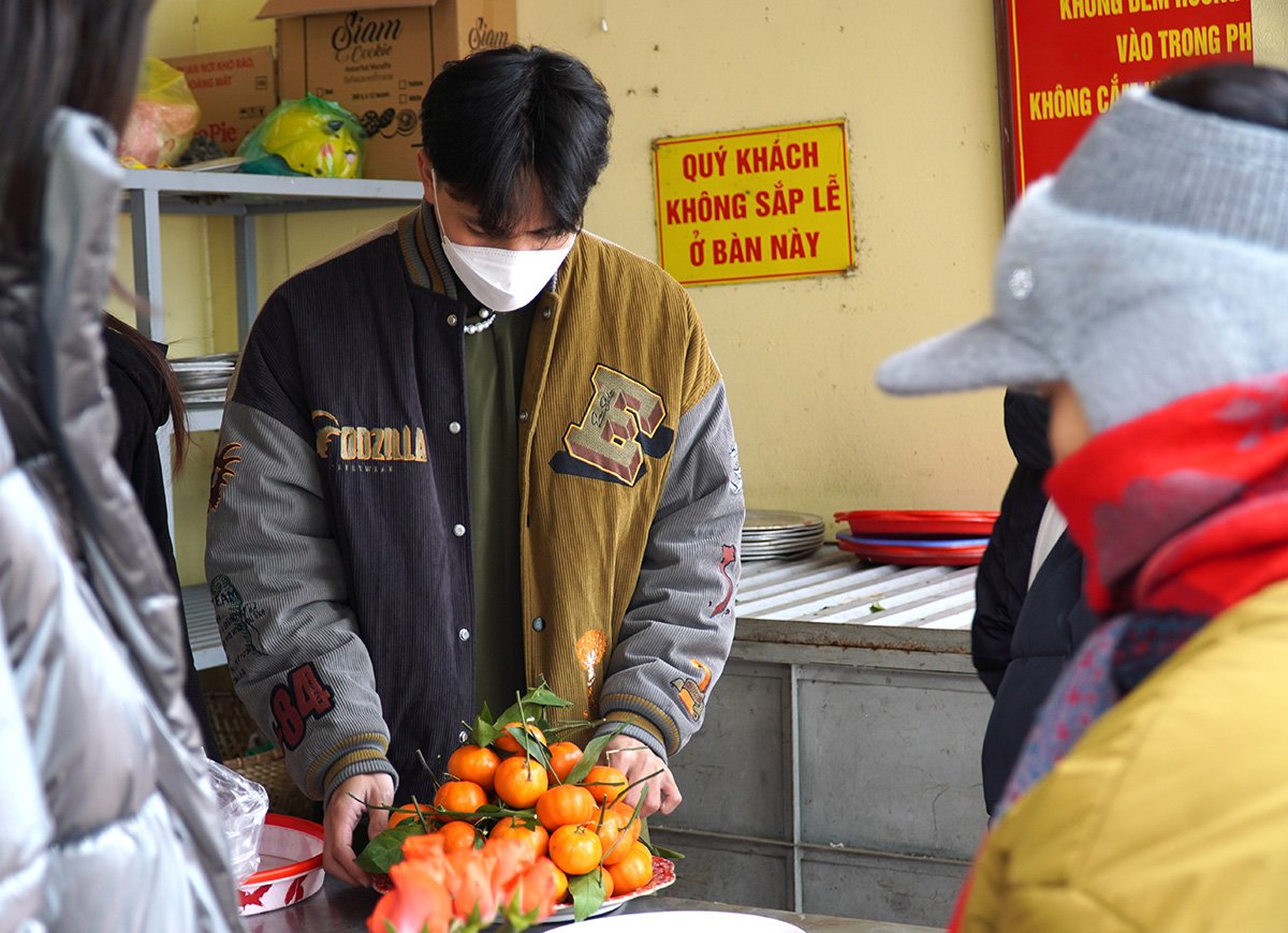 Rét buốt 10 độ C, người Hà Nội vẫn nườm nượp đến Phủ Tây Hồ lễ rằm tháng Chạp - Ảnh 6.