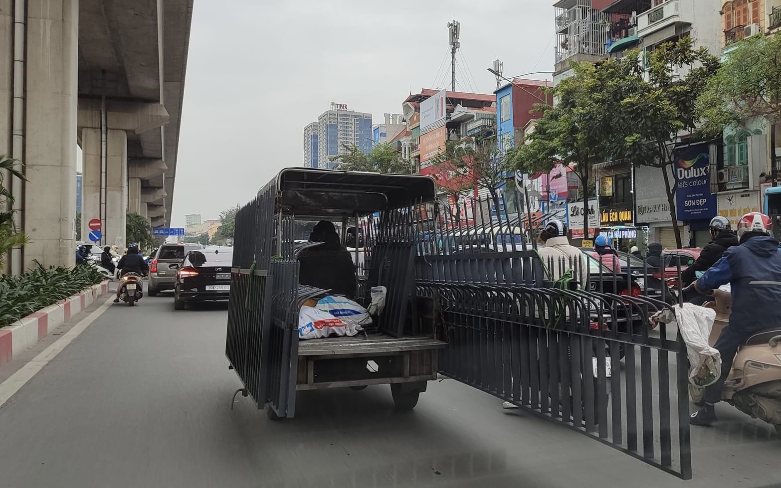 Hãi hùng cảnh xe tự chế chở hàng cồng kềnh trên đường phố Hà Nội