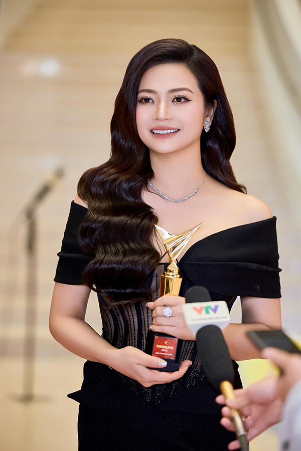 Đời thực nữ diễn viên 42 tuổi vừa giành giải thưởng lớn trong VTV Awards- Ảnh 1.