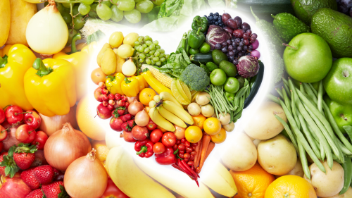 trái cây và rau được sắp xếp theo hình trái tim