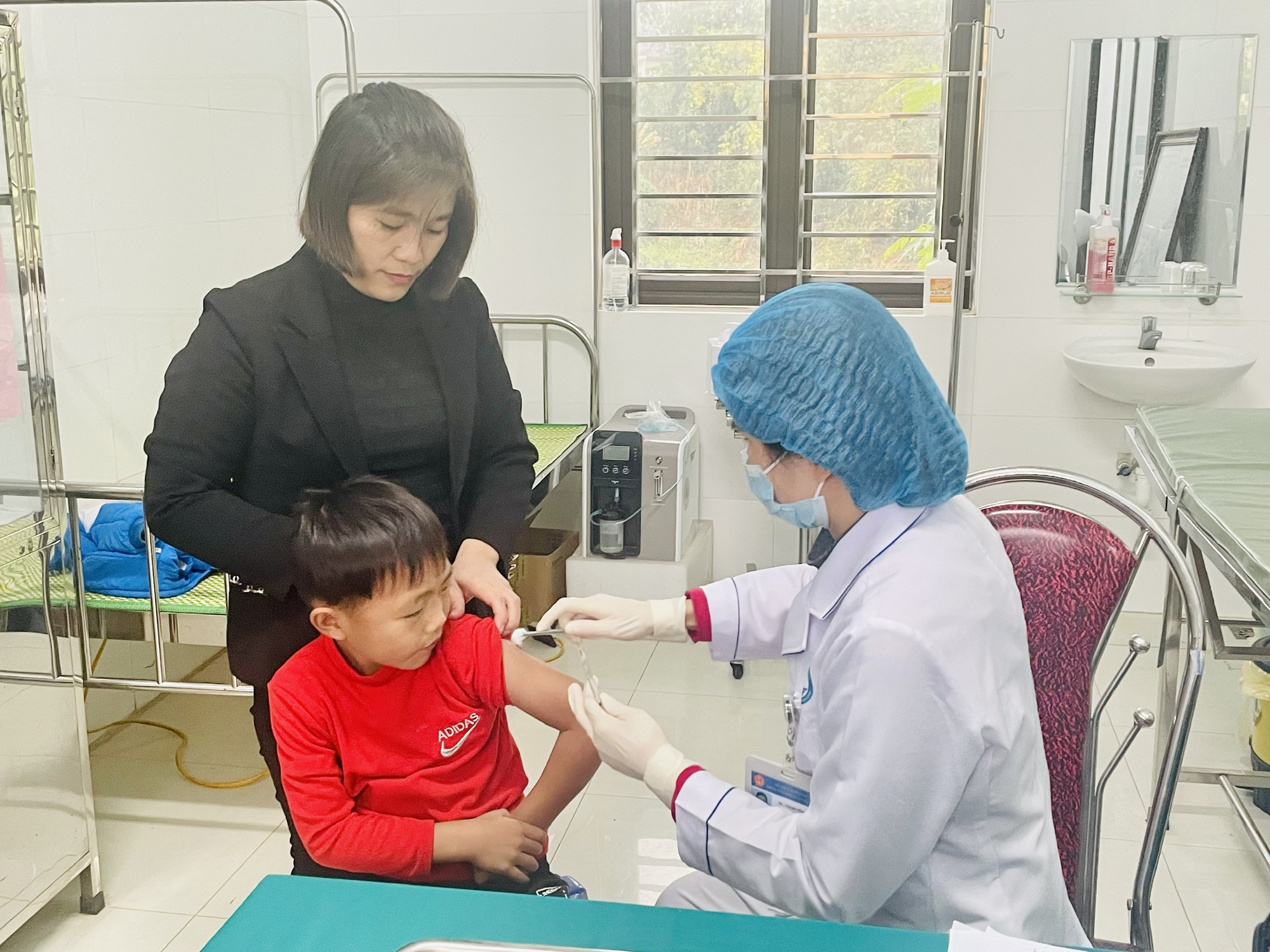 Vaccine đã được phân bổ: Các tỉnh, thành tổ chức tiêm chủng thường xuyên, tiêm bù cho trẻ- Ảnh 2.