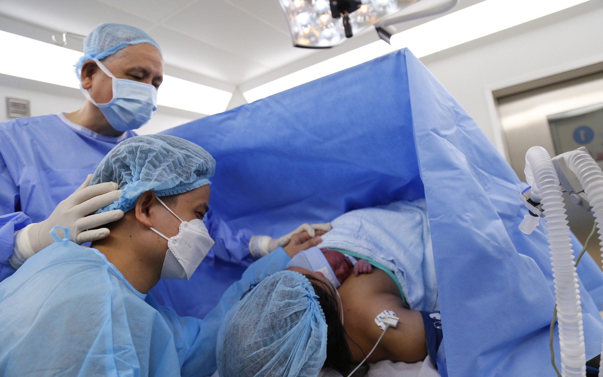 Em bé đầu tiên ở Việt Nam được thông van tim từ trong bào thai chào đời khỏe mạnh