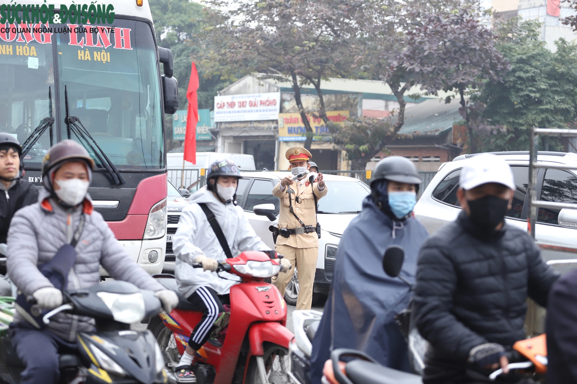 'Khám' xe khách dịp cận Tết, phát hiện tài xế chở cả xe máy trong khoang chở người- Ảnh 2.