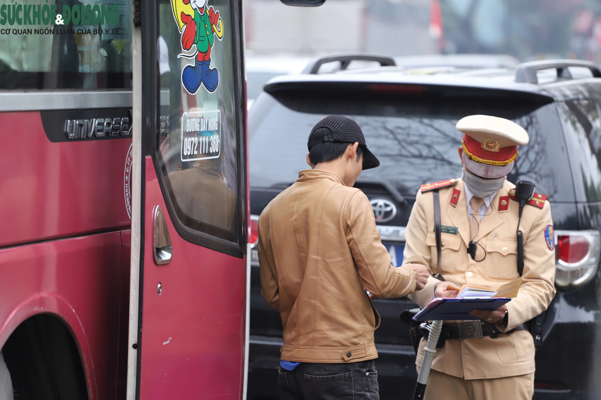 'Khám' xe khách dịp cận Tết, phát hiện tài xế chở cả xe máy trong khoang chở người- Ảnh 7.
