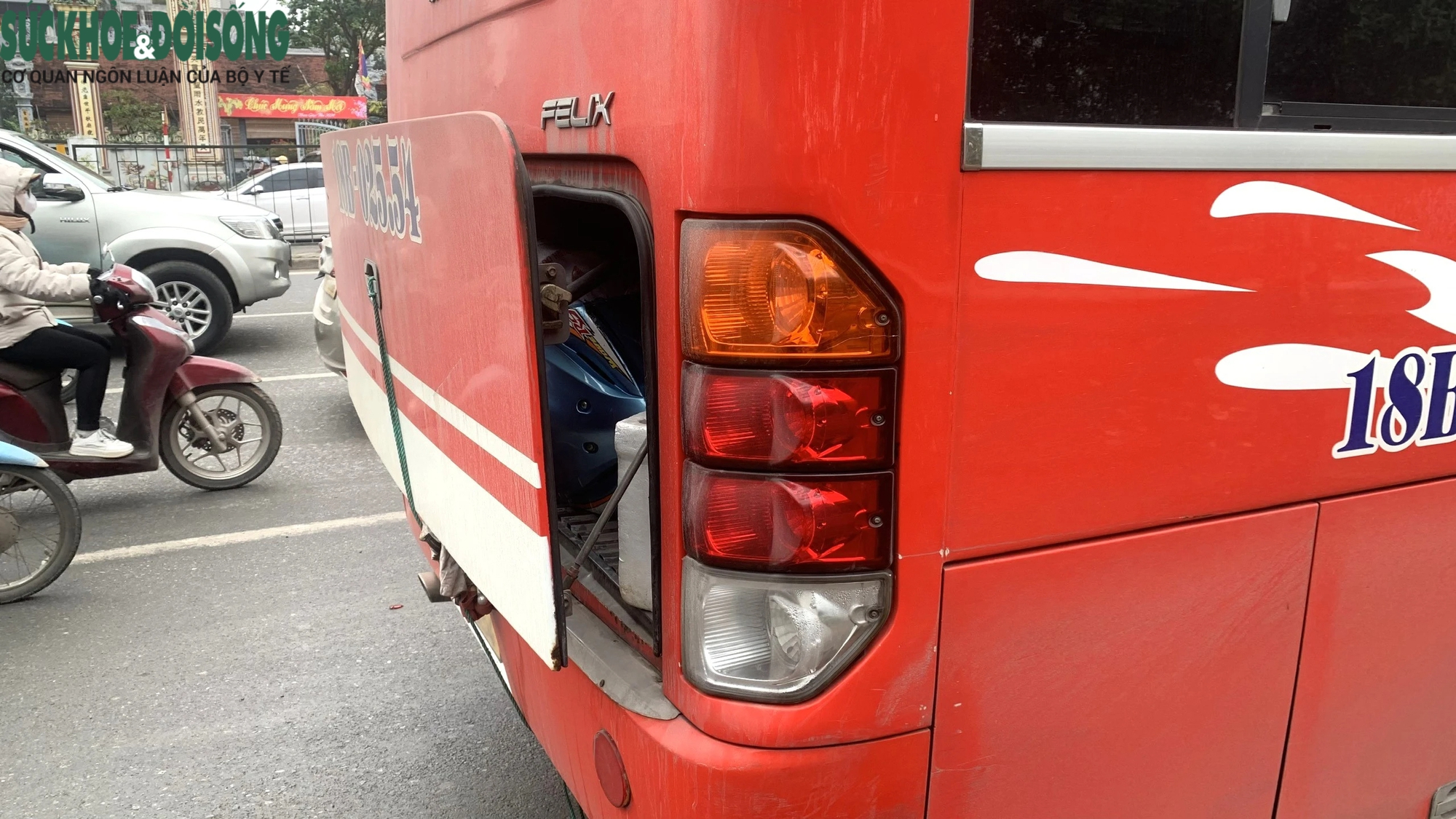 'Khám' xe khách dịp cận Tết, phát hiện tài xế chở cả xe máy trong khoang chở người- Ảnh 11.