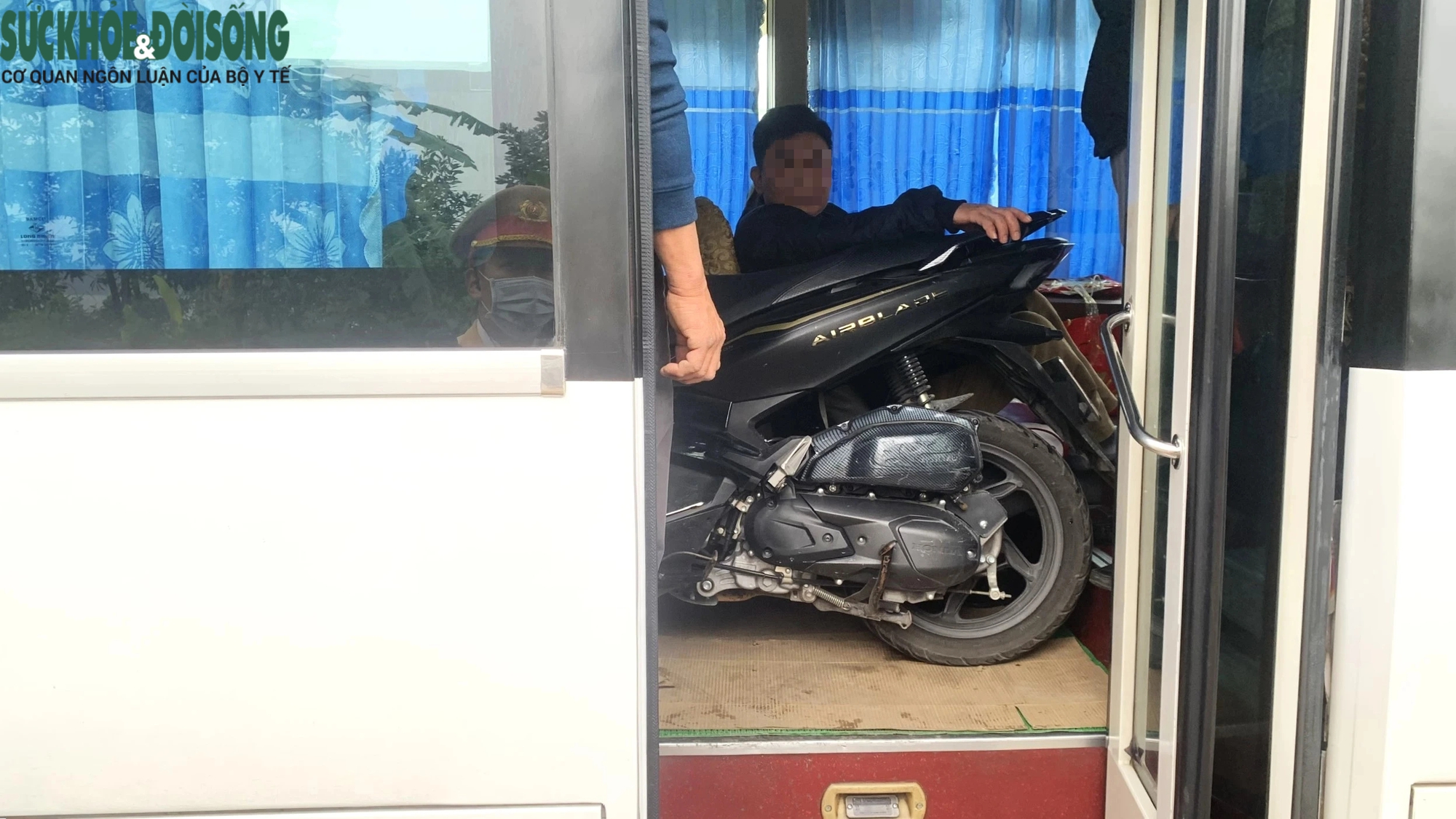 'Khám' xe khách dịp cận Tết, phát hiện tài xế chở cả xe máy trong khoang chở người- Ảnh 12.