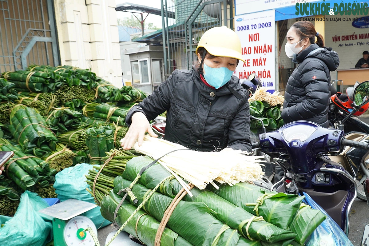 Chợ lá dong giữa lòng Hà Nội rộn ràng ngày giáp Tết- Ảnh 1.