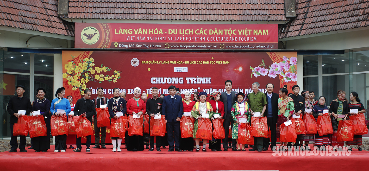 View - Đồng bào dân tộc cùng bộ đội Thủ đô gói bánh chưng tặng người nghèo