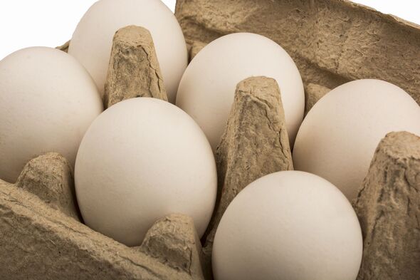 sáu quả trứng trong một khay cho mười quả trứng cô lập