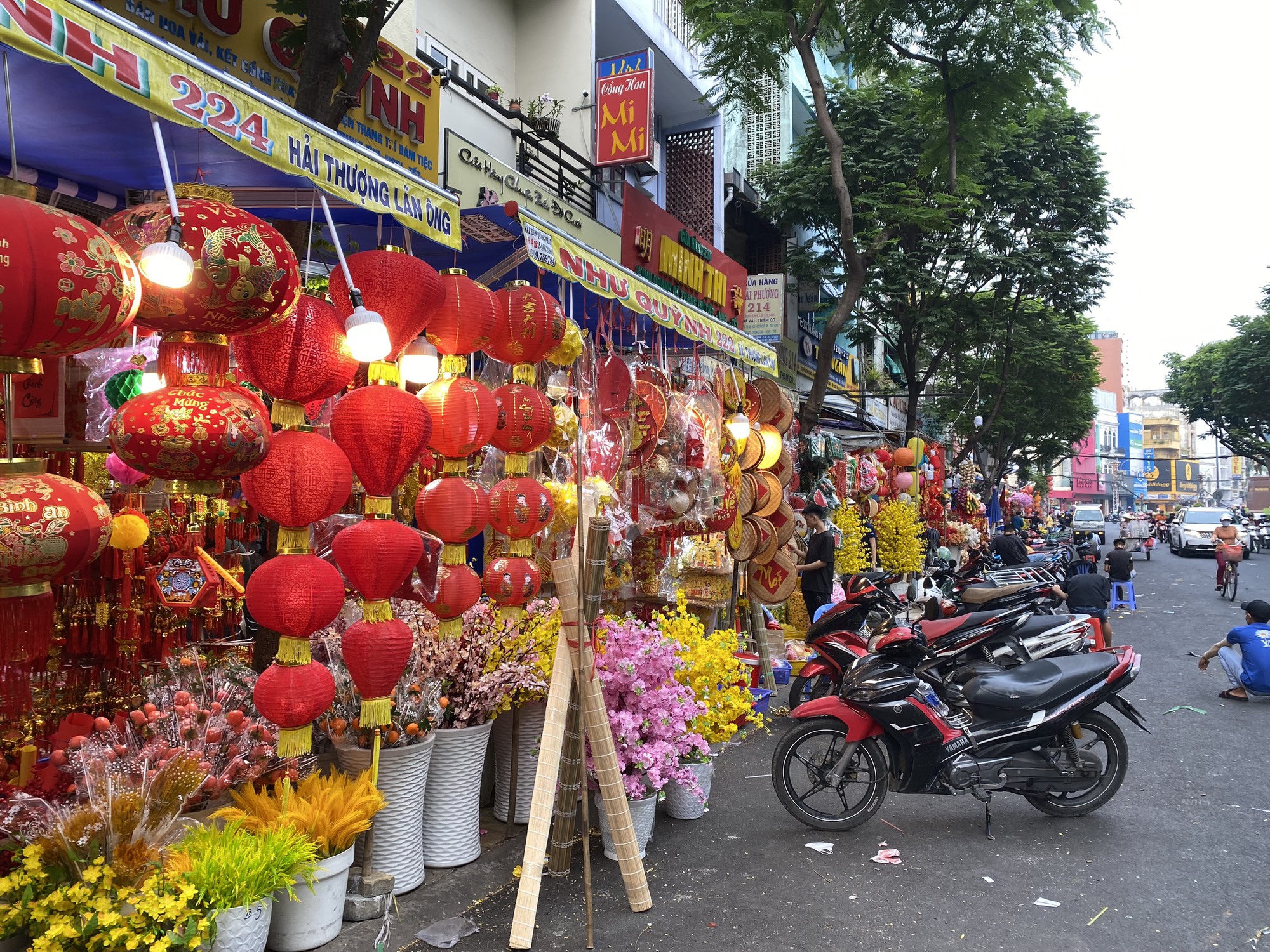 Phố bán đồ trang trí Tết lớn nhất Sài Gòn rực rỡ đón Xuân Giáp Thìn 2024- Ảnh 10.