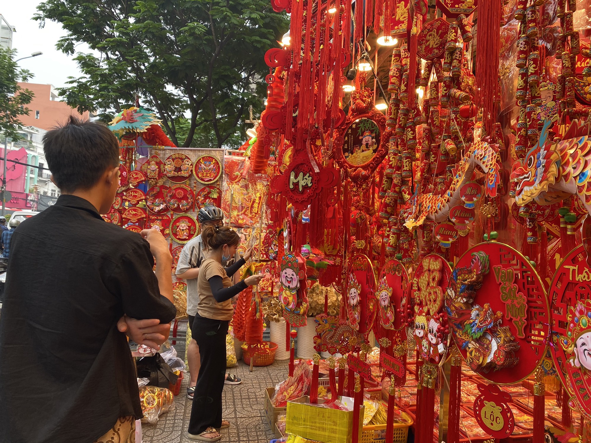Phố bán đồ trang trí Tết lớn nhất Sài Gòn rực rỡ đón Xuân Giáp Thìn 2024- Ảnh 11.