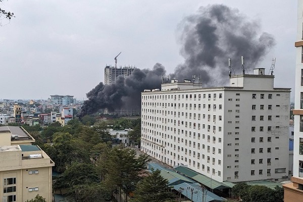 Người dân đốt rác khói đen bốc cao nghi ngút- Ảnh 1.