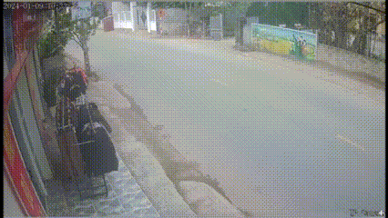 Video xe ô tô phóng nhanh rồi đâm vào nhà dân tại Bắc Giang- Ảnh 2.